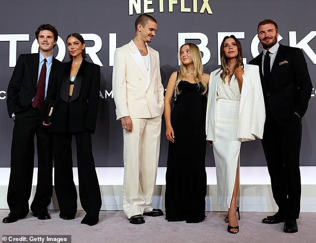 极的评价, 妈宝男, 有媒体爆料