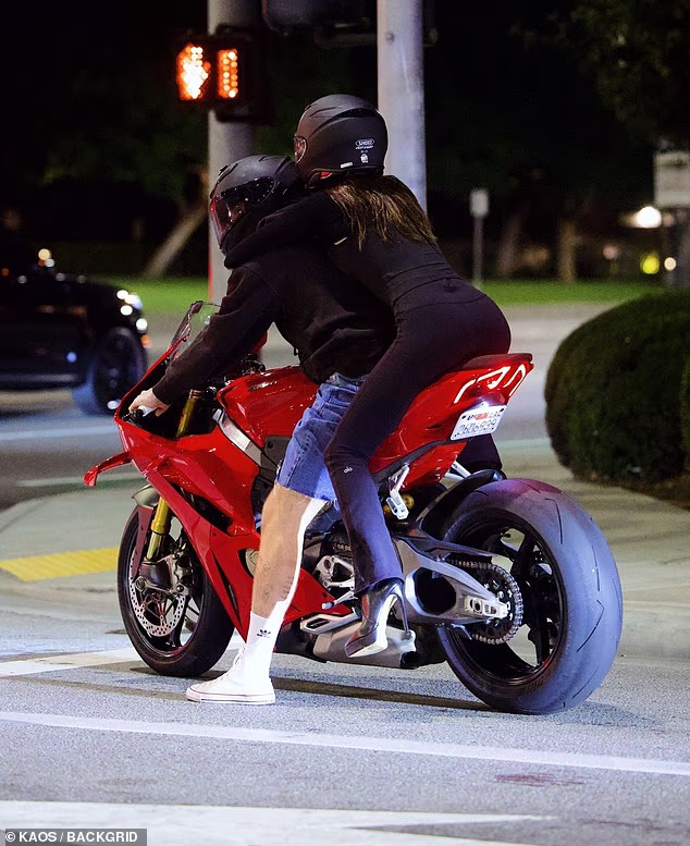 岁的妮可拉, 亮相捧场, 拉也都欣然